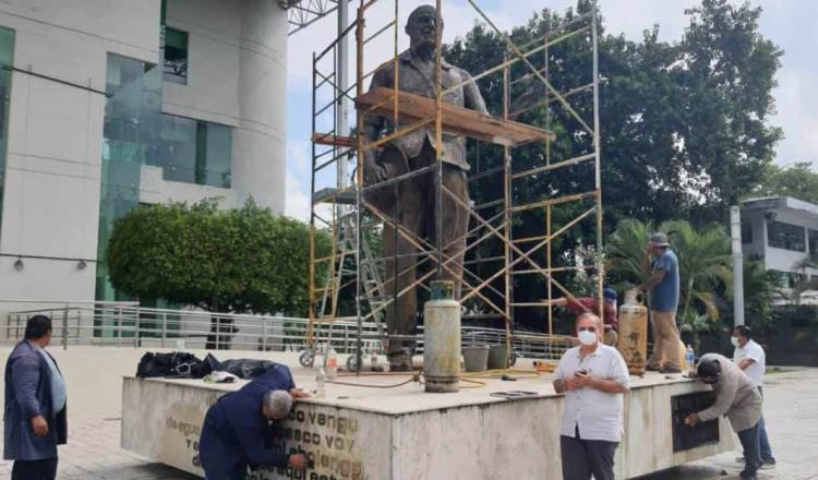 Dan mantenimiento a estatua de Carlos Pellicer