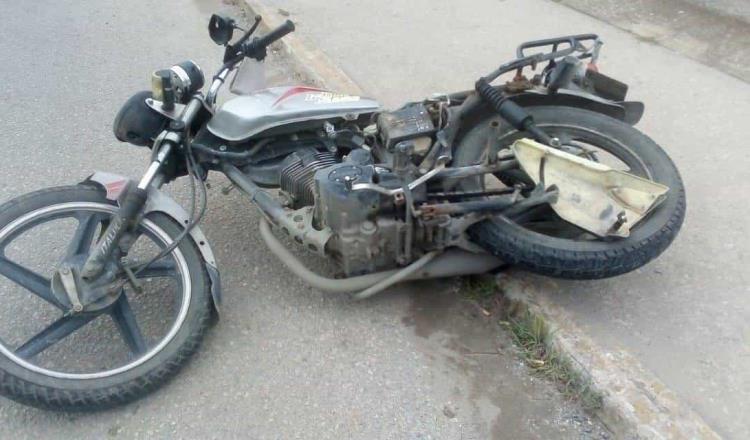 Motociclista fallece al estrellarse contra un auto en Tierra Colorada