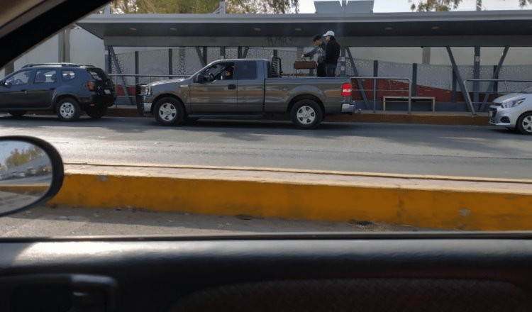 Jóvenes arman carne asada en Torreón… mientras hacen fila para la vacuna anticovid