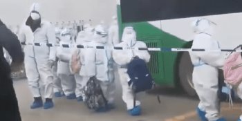 En China, aislan a niños con trajes de seguridad ante brote de COVID-19