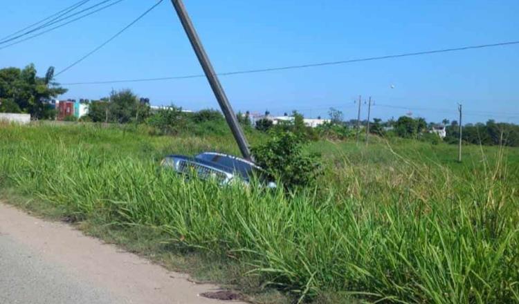 Dos heridos deja choque de camioneta contra poste de luz en la Villahermosa-Teapa