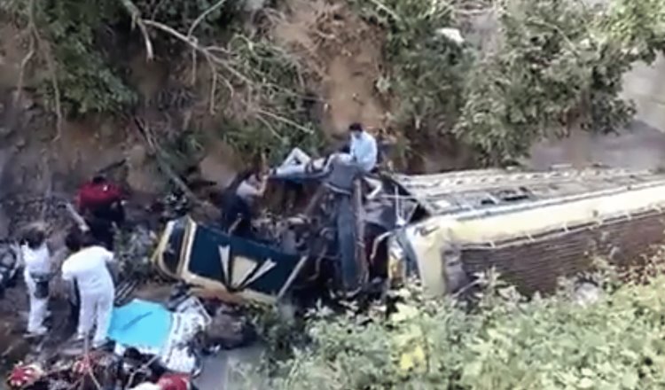 Cae autobús a barranco de 50 metros en Guatemala; 5 muertos y 20 heridos, el saldo preliminar