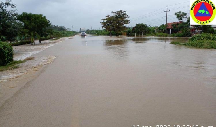 Por vados suspenden circulación en carretera Villahermosa-Teapa para vehículos compactos