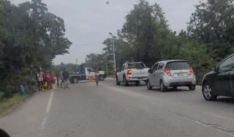 Por 4 horas bloquean carretera Cárdenas-Comalcalco, inconformes con elección de delegados en Comalcalco