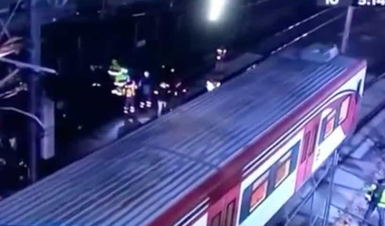 Camioneta cae sobre vías del Tren Suburbano en Edomex
