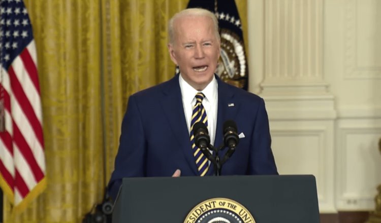 Reconoce Biden que EE. UU. debió hacer más pruebas COVID desde hace meses