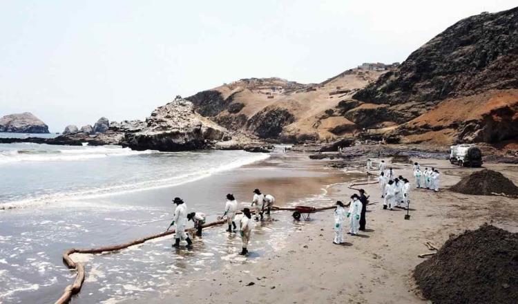 Decreta Perú emergencia climática por derrame de petróleo; hay 21 playas contaminadas