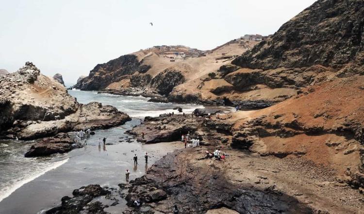 Estima Repsol terminar en febrero limpieza de playas en Perú, tras derrame petrolero