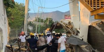 Repatrian a 3 víctimas más de volcadura de tráiler en Chiapas