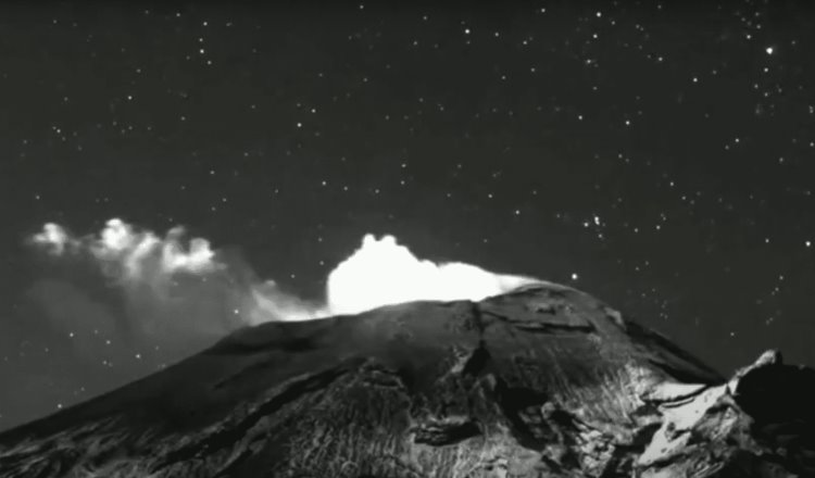 Registra Popocatépetl intensa actividad con 32 exhalaciones, incandescencia y un sismo