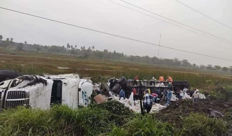 Saquean tráiler volcado cargado de cervezas en la Frontera-Ciudad del Carmen