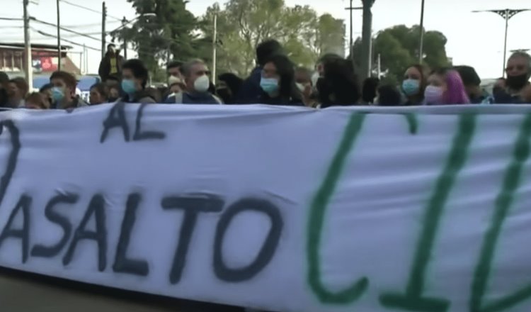 Estudiantes y profesores del CIDE bloquean la México-Toluca por reforma a sus estatutos