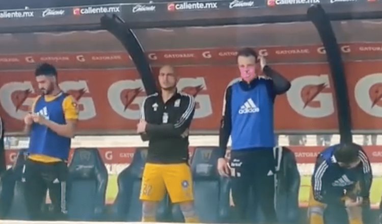 Futbolista de Tigres Carlos González se defiende tras cantar himno de Pumas