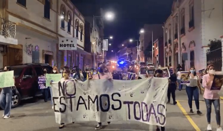 Marchan grupos y colectivos feministas en Tabasco