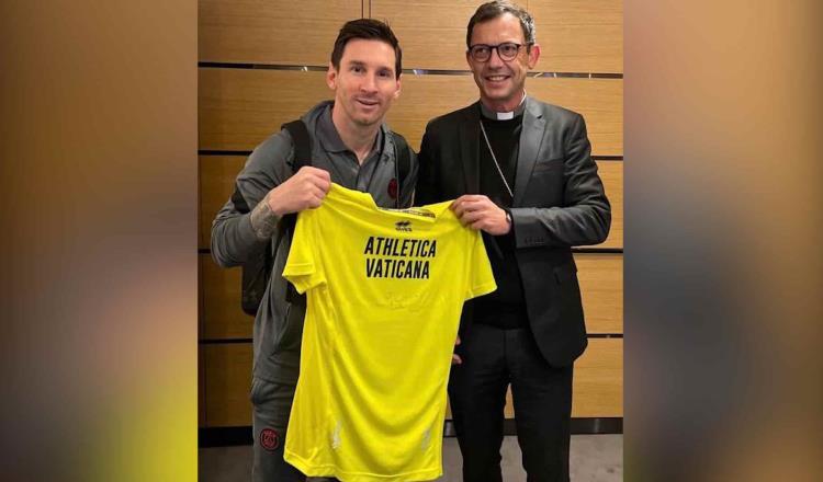 Messi recibe playera del equipo del Vaticano firmada por el Papa Francisco