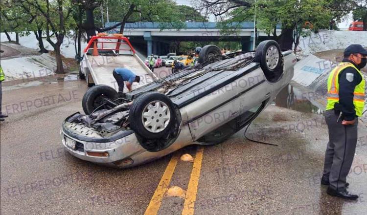 Vuelca auto en la avenida Méndez; conductora resulta ilesa