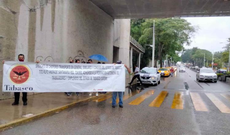 Choferes de taxi marchan en plena lluvia a palacio de Gobierno