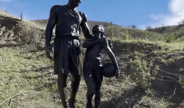 Colocan estatua de Kobe Bryant y su hija en lugar de su muerte