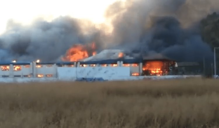 VIDEO | Incendio consume bodega de cartón en Chalco, Edomex