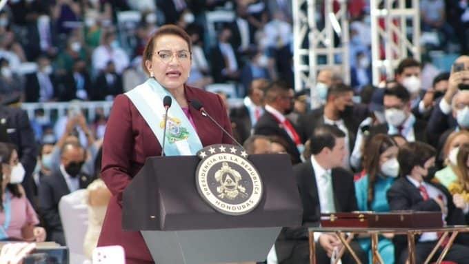 Xiomara Castro rinde protesta como primera presidente de Honduras