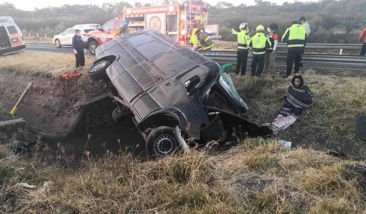 Mueren 12 personas tras volcarse camioneta en la que viajaban en la autopista León-Aguascalientes