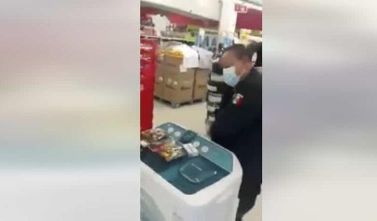 Remueven e investigan a policía de Comalcalco sorprendido robando en supermercado