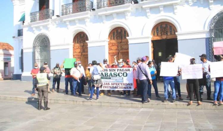 “Damnificados” reclaman ante Palacio de Gobierno, pago de 10 mil pesos y el canje de enseres