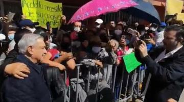 Sin cubrebocas y entre música de mariachi, AMLO saluda a la gente en Hidalgo