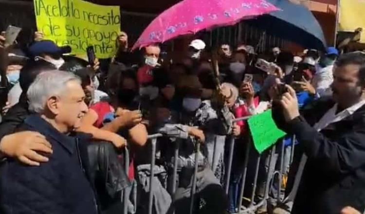 Sin cubrebocas y entre música de mariachi, AMLO saluda a la gente en Hidalgo