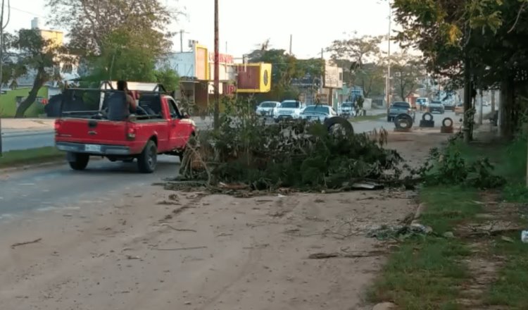 Bloquean parcialmente periférico de Villahermosa por inconformidad con obra