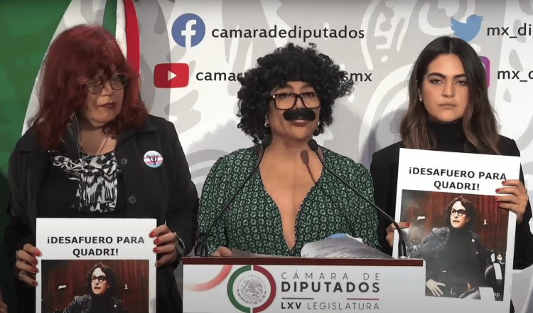 Protesta Salma Luévano en San Lázaro con rizos y bigote “a la Quadri” por dichos “transfóbicos”