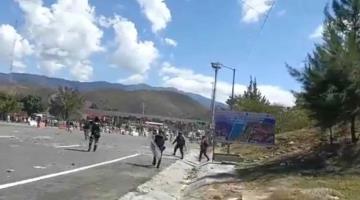 Normalistas se enfrentan a la GN tras intentar toma de caseta en Autopista del Sol
