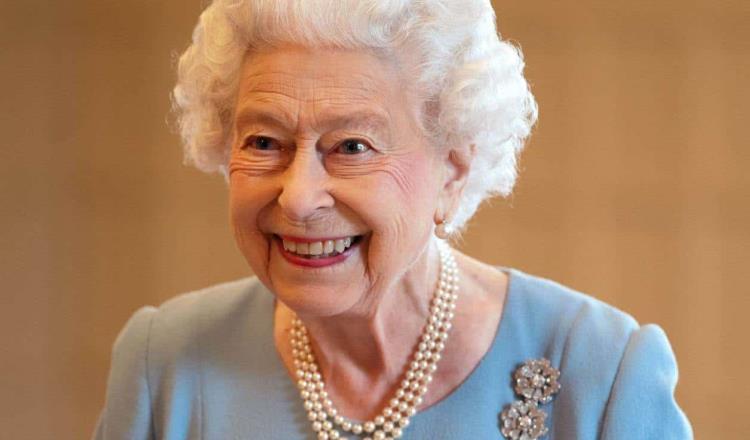 Reina Isabel II realiza recepción previo a celebrar 70 años en el trono