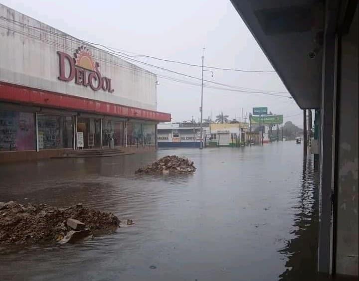 Encharcamientos de hasta 40 cm se presentaron en calles de Macuspana, reporta ayuntamiento