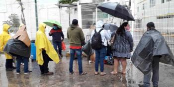 Denuncian desalojo de familiares de pacientes del Hospital de la Mujer de área techada, pese a lluvias