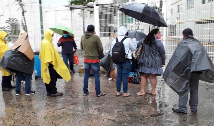 Denuncian desalojo de familiares de pacientes del Hospital de la Mujer de área techada, pese a lluvias