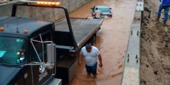 Automovilista despistado queda atrapado en obra del distribuidor vial de Universidad