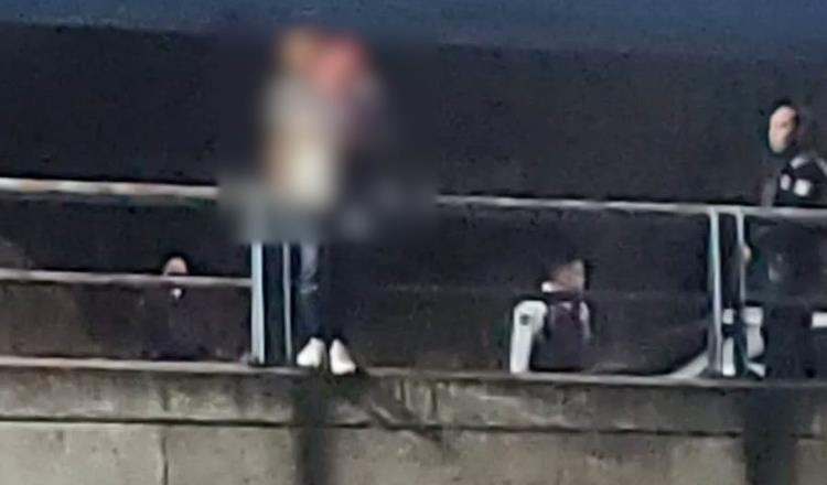 Hombre amaga con tirarse de puente con bebé en brazos en Morelia