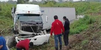 Saquean tráiler que transportaba productos de Mercado Libre en Tabasco