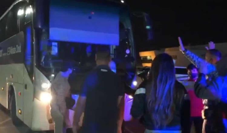 Seguidores de Monterrey detienen camión y piden explicación al “Vasco” Aguirre