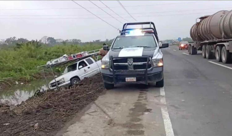 Camioneta se sale de carretera en la Villahermosa-Coatzacoalcos