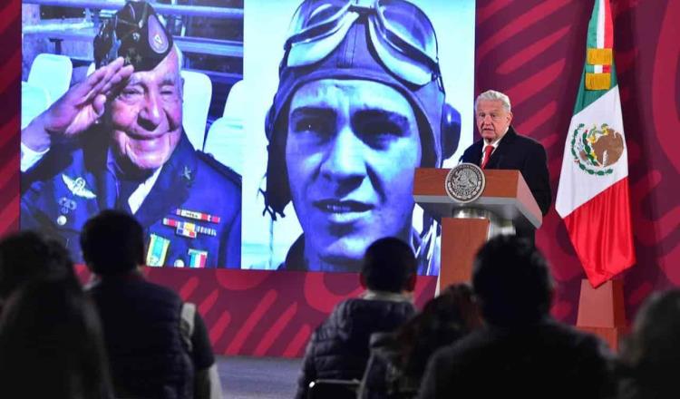 Anuncia AMLO homenaje post mortem al capitán Carlos Garduño, piloto del Escuadrón 201