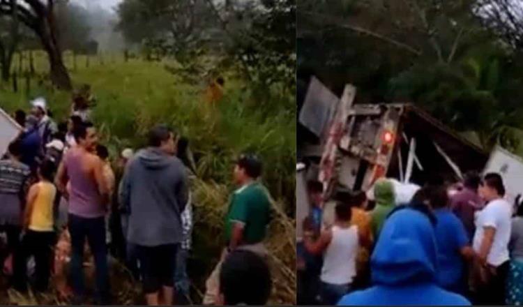 Frenan rapiña de tráiler volcado en la Villahermosa-Macuspana que transportaba paneles solares