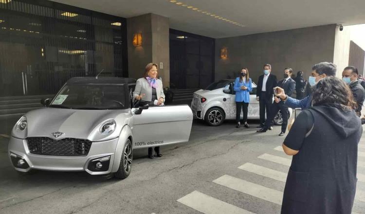 Presenta Martha Delgado a Zacua, auto 100% mexicano y eléctrico producido en Puebla