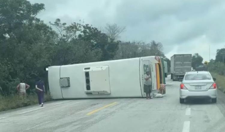 Cinco heridos deja volcadura de camión SUR en la Villahermosa-Escárcega