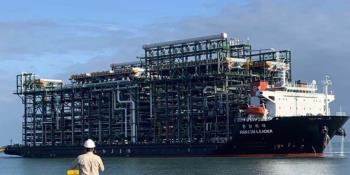 Arriba barco con casi 5 mil toneladas de equipo para refinería ´Olmeca´