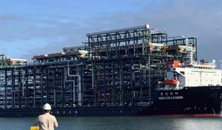 Arriba barco con casi 5 mil toneladas de equipo para refinería ‘Olmeca’