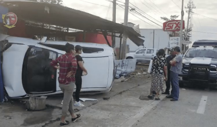 Vuelca auto en la Villahermosa-Parrilla