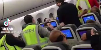 Mujer se sienta en primera clase sin pagar y retrasa vuelo; la apodan Lady Aeroméxico