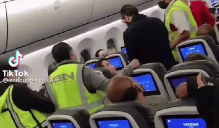 Mujer se sienta en primera clase sin pagar y retrasa vuelo; la apodan Lady Aeroméxico